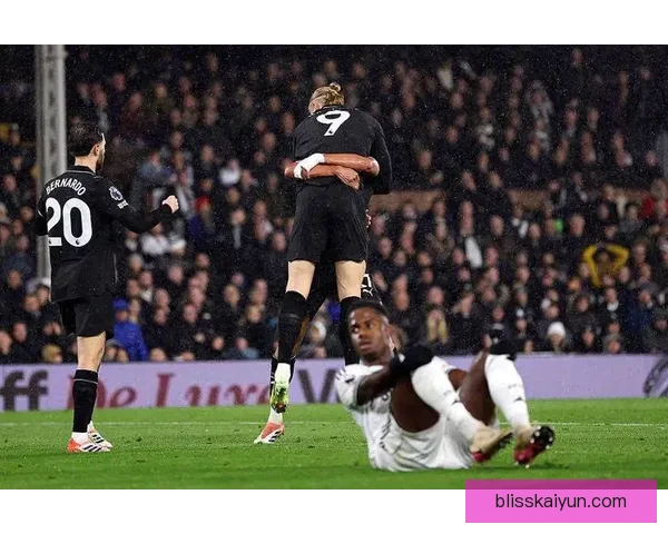 福登的无球跑动与接球表现稳健，展现出出色的比赛意识与技术能力